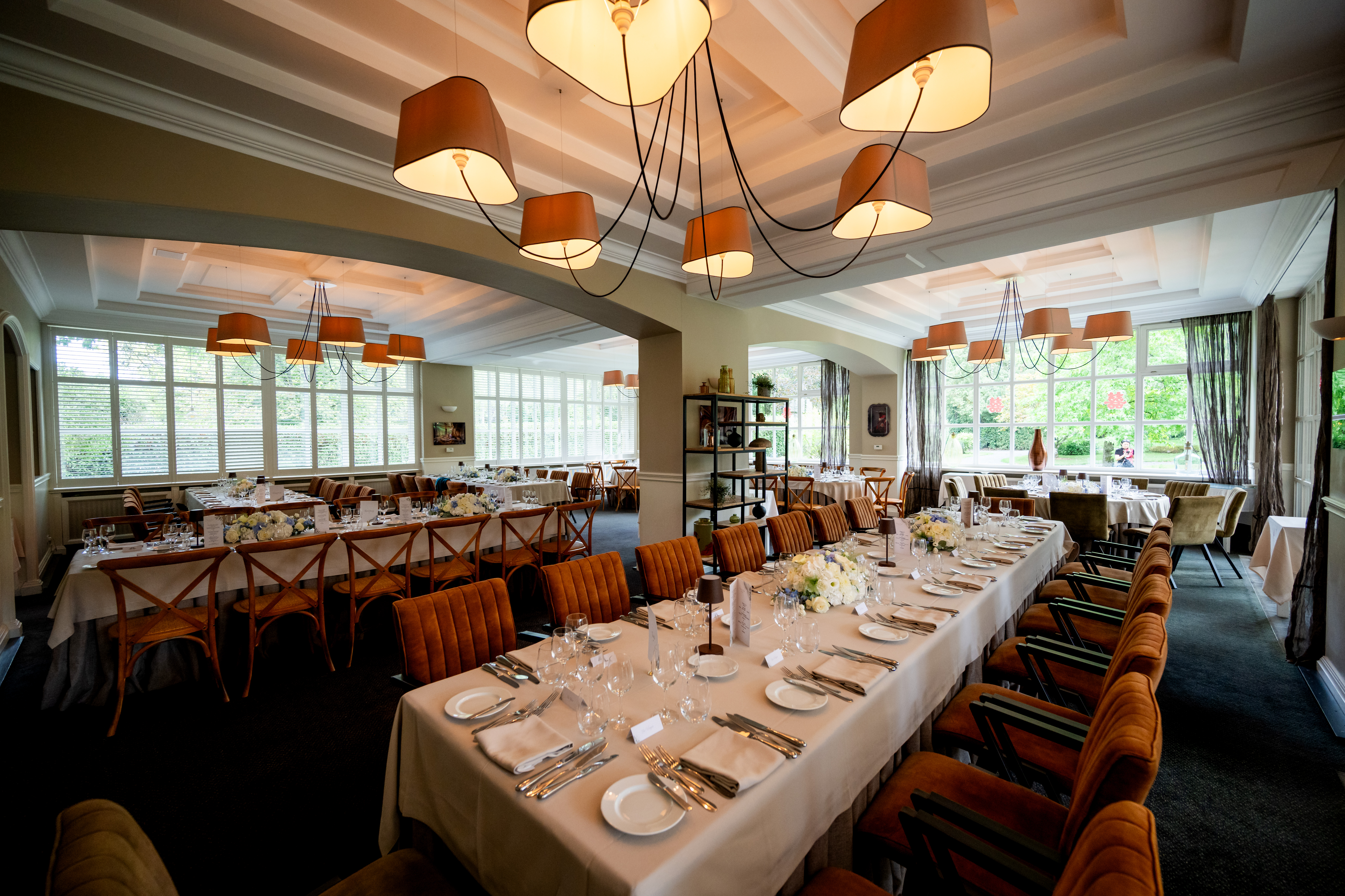 Salle du restaurant dressée pour un dîner de mariage